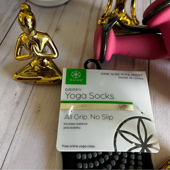 NWT GAIAM YOGA SOCKS, All grip, no slip. One size. Unisex - Picture 7 of 9